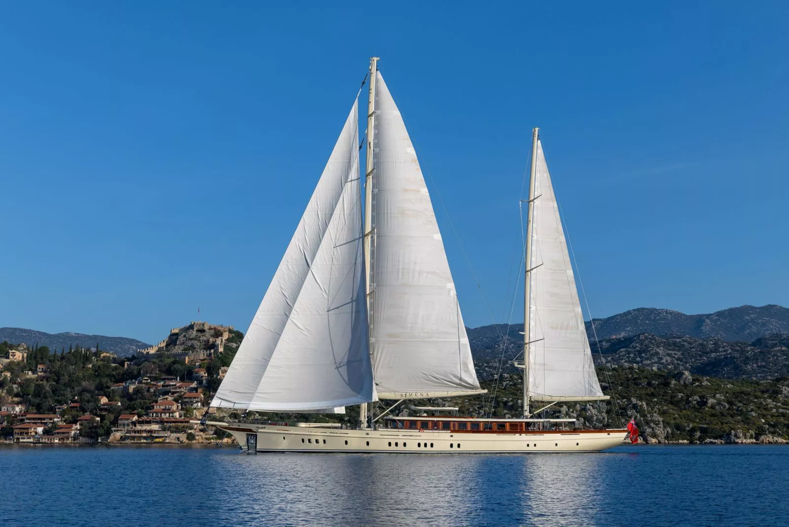 Кеч Simena верфи Ares Yachts в море под парусами